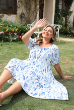 Load image into Gallery viewer, Sky Blue Floral Print Sweetheart Neck Plus Size Midi Dress
